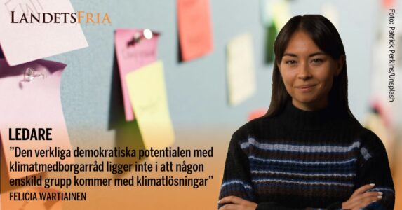 Porträtt på Felicia, i bakgrunden en tavla med post-it-lappar.