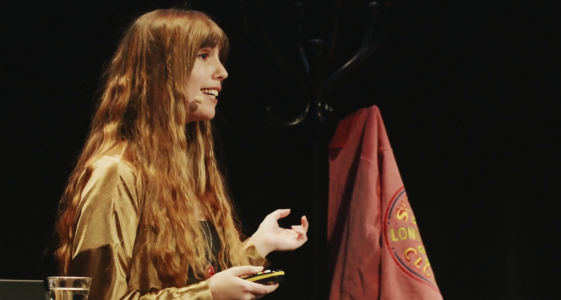 Louise Lindén talar gestikulerande, bild i profil.