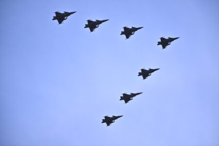 Sju flygande Jas-plan bildar ett V mot blå himmel.