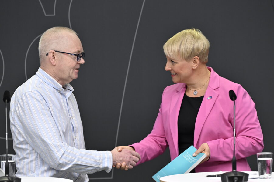 Utredaren Per Johansson skakar hand med Anna Tenje.
