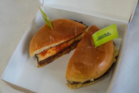 En delad vegetarisk burgare i förpackning.