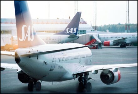 Flygplan parkerade på marken.