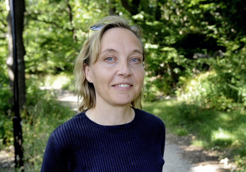 Porträtt av Lisa Gålmark, i bakgrunden en lövskog.