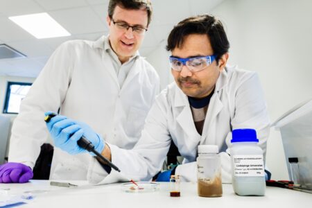 Två forskare i vita rockar.