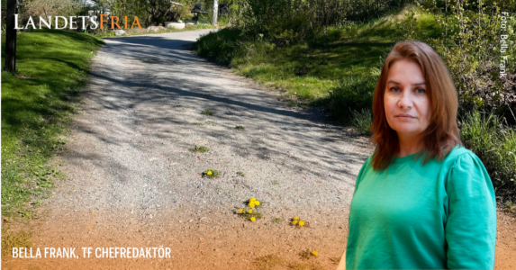 Bella Frank i grön tröja framför en grusväg med maskrosor.