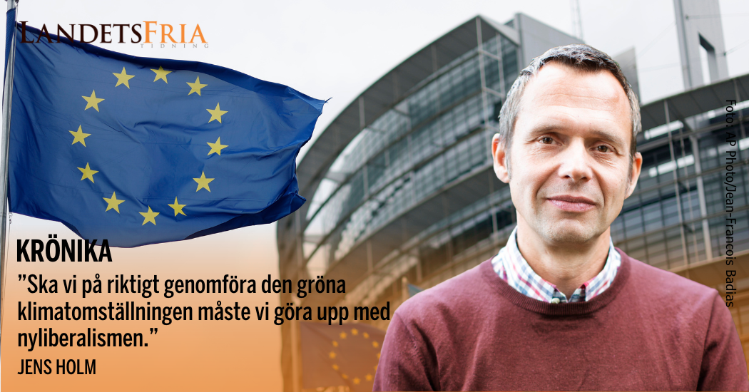 Jens Hoim med en EU-flagga i bakgrunden.