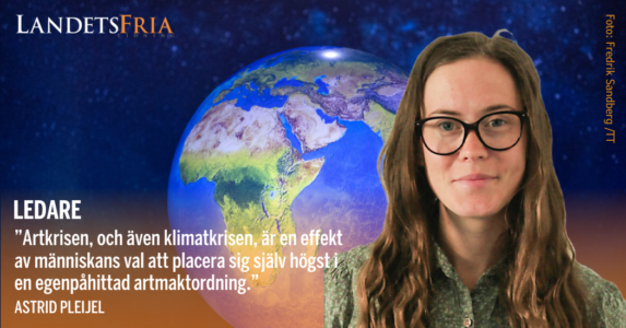 Astrid Pleijel med jorden i blått i bakgrunden.