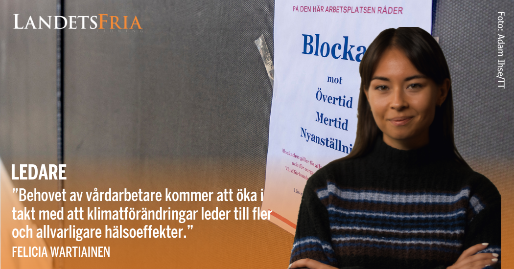 Byline på Felicia Wartiainen i förgrunden, i bakgrunden ett plakat om blockad.