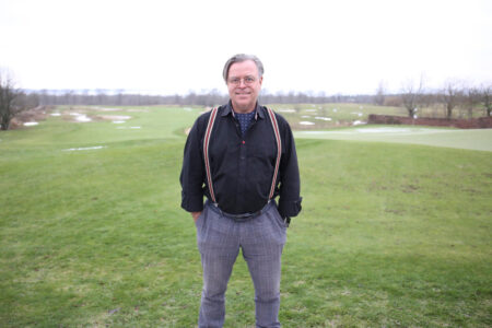 Idéhistorikern Andreas Önnerfors på ett fält.
