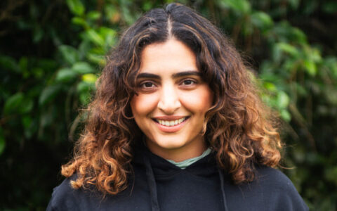 Shaaza Ebrahim i svart tröja.