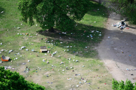 Skräp i en grön park fotat uppifrån.