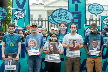 Unga aktivister med turkosa plakat har förtejpade munnar efter att deras fall inte får höras i domstol.