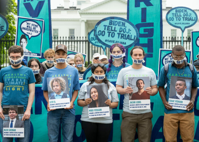 Unga aktivister med turkosa plakat har förtejpade munnar efter att deras fall inte får höras i domstol.