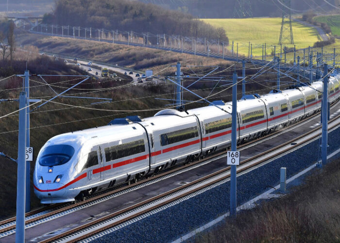 Tyskt snabbtåg i lantligt landskap.