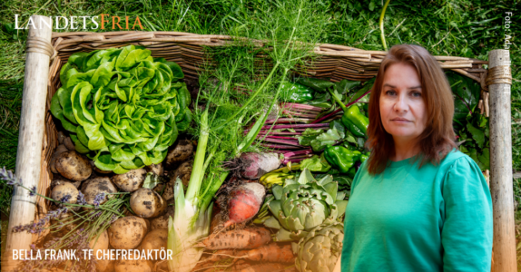 Bella Frank med nyskördade grönsaker i bakgrunden.