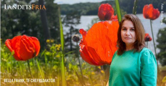 Bella Frank med orange vallmo i bakgrunden.