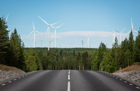 Vindkraftverk i skog.