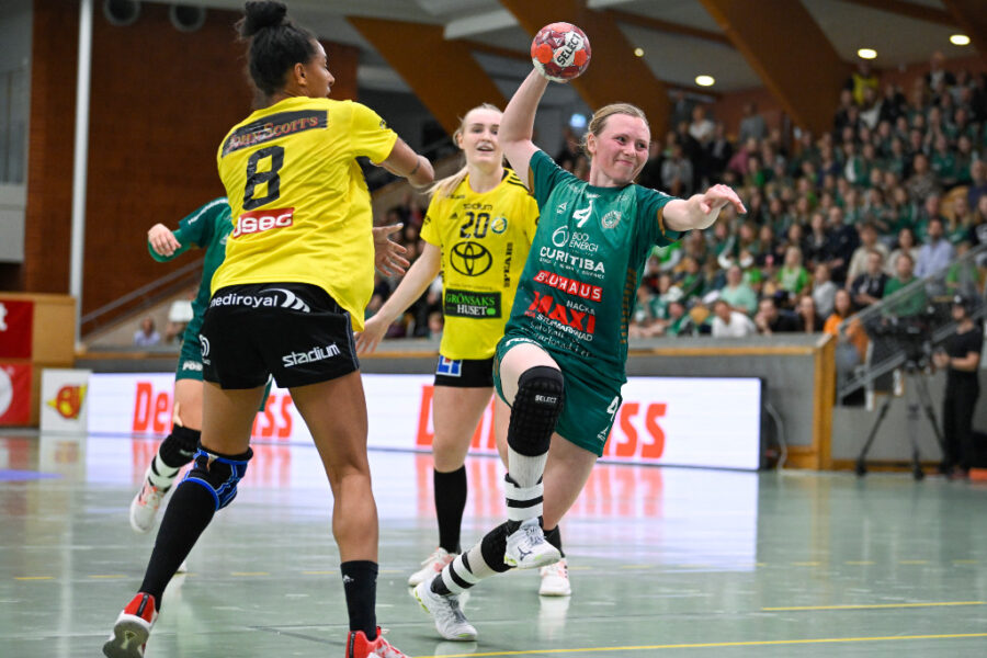 Skurus Alexandra Bjärrenholt i handbollsanfall.