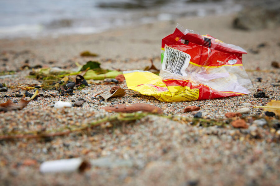 Skräp på strand.