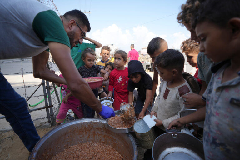 Palestinska barn i Gaza köar för mat.