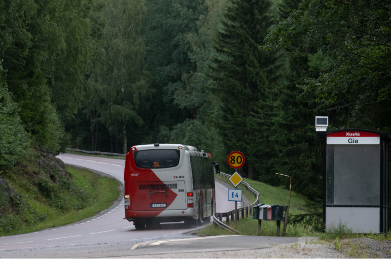 Buss på landsbygd.