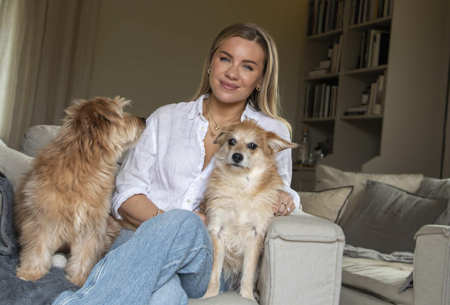 Therése Lindgren tillsammans med sina hundar Rasmus och Ronja som hon har adopterat från Irland. Foto: Kim Richter