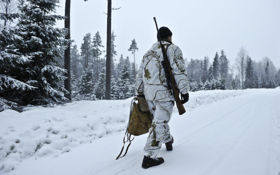 jägare i skog