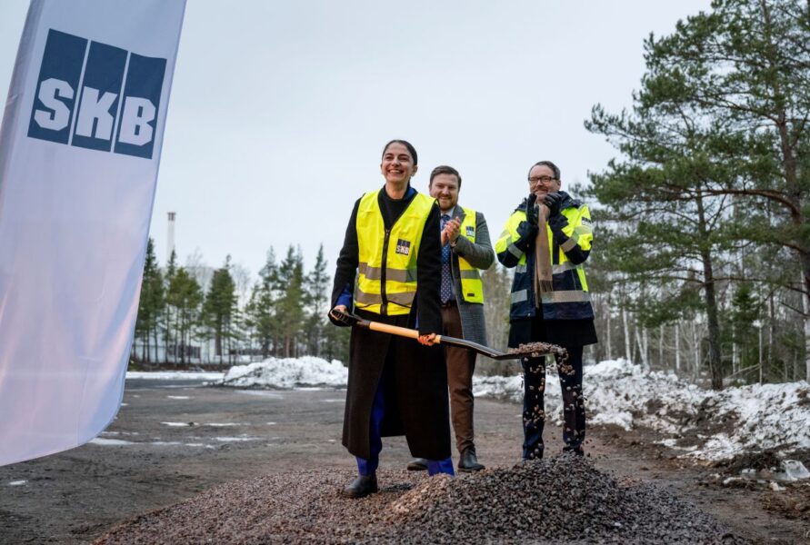 RSMARK, SVERIGE 20250115 Klimat- och miljöminister Romina Pourmokhtari (L), SKB:s vd Stefan Engdahl och Östhammars kommunalråd Fabian Sjöberg medverkar när Svensk Kärnbränslehantering (SKB) inviger byggprojektet av slutförvaret för använt kärnbränsle i Forsmark. Foto: Christine Olsson / TT / Kod 10430