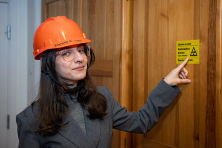 STOCKHOLM 20240201 Klimat och miljöminister Romina Pourmokhtari (L) under rundvandring och intervju om uran på Naturhistoriska muséet. Foto: Samuel Steén / TT / kod 12170
