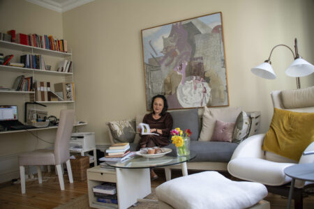 Anita Goldman i en soffa.