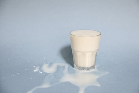 Ett glas med havremjölk.