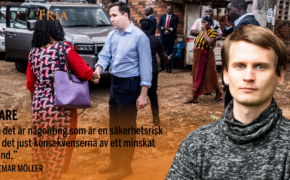 Benjamin Dousa skakar hand med en kvinna i Uganda. Skribenten i förgrunden.