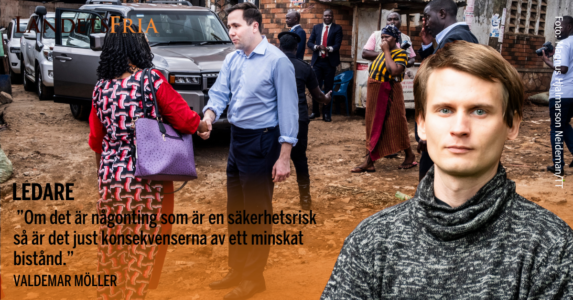 Benjamin Dousa skakar hand med en kvinna i Uganda. Skribenten i förgrunden.