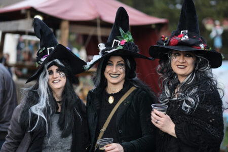 Tre personer utklädda till häxor.