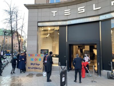 Aktion utanför Tesla.