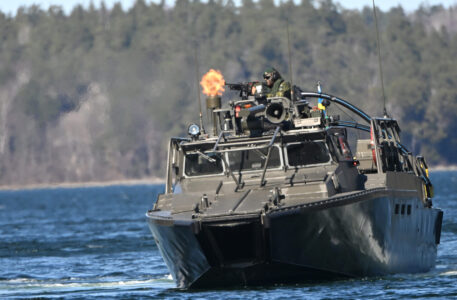 Stridsbåt i skärgården.