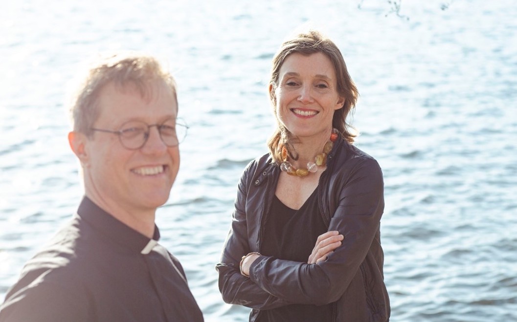 Podden Av jord kommen leds av Claes Hedström och Petra Carlsson Redell.