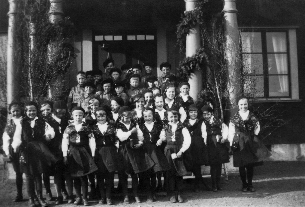 Barnen samlas vid invigningen av Svansteins arbetsstuga 1932.