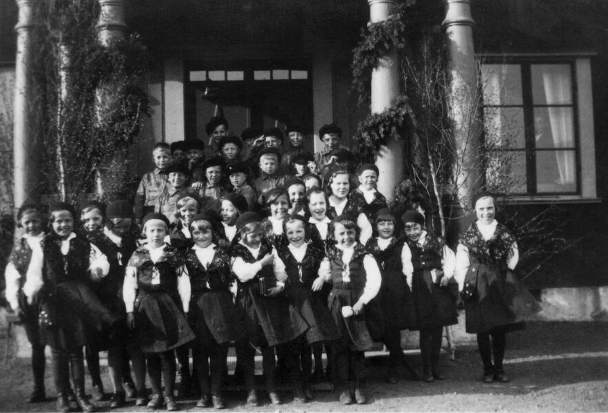 Barnen samlas vid invigningen av Svansteins arbetsstuga 1932.