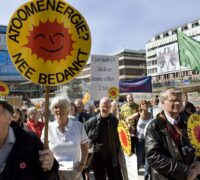 Demonstranter med anti-kärnkraftsskylt