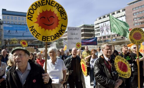 Demonstranter med anti-kärnkraftsskylt