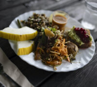 En tallrik med vegetarisk mat.