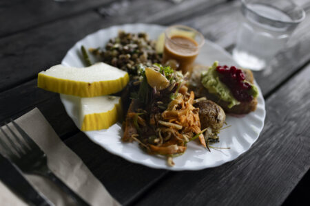 En tallrik med vegetarisk mat.