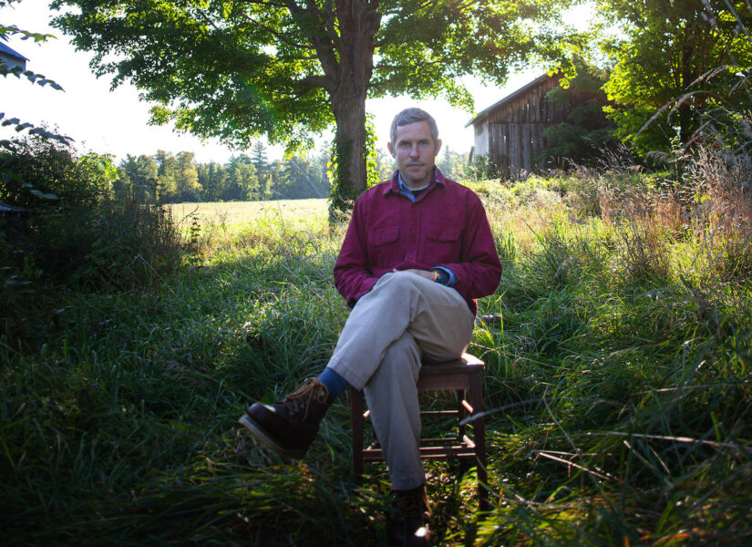 Adam Wilson bor på och förvaltar Sand river community farm i Vermont, som han så långt det är möjligt driver utanför pengaekonomin.