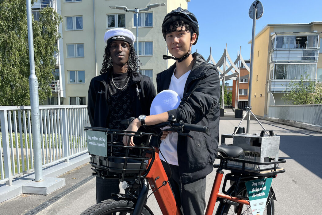 Kaled Buraale (t v) och Erik Karlsson (t h) är två av ungdomarna som i sommar ska testa den nya AI-tekniken för att kartlägga skräp.