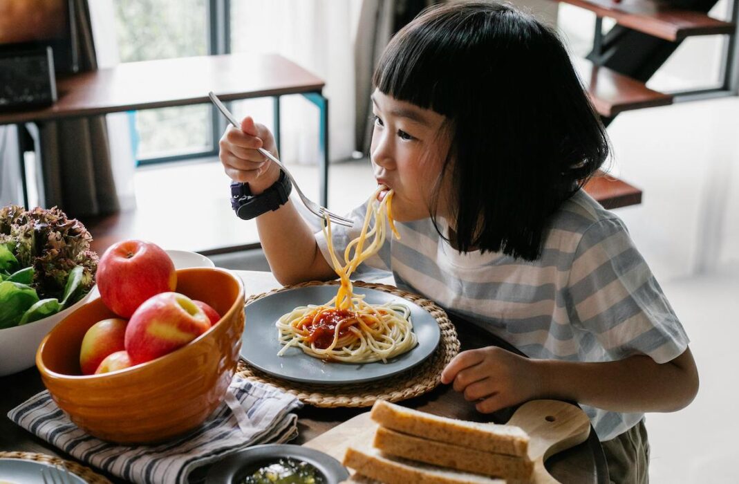 Barn får genom spannmålsprodukter som bröd och pasta i sig fyra gånger Nederländernas tolererbara dagliga intaget av TFA.