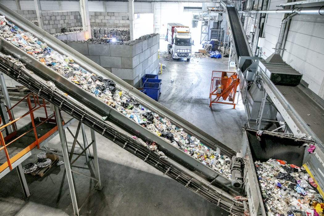 Av alla plastförpackningar som kom till Svensk plaståtervinning i Motala under fjolåret återvanns 42 procent.