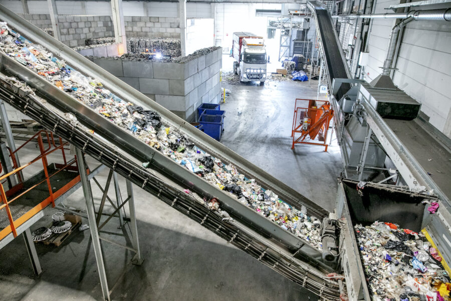 Av alla plastförpackningar som kom till Svensk plaståtervinning i Motala under fjolåret återvanns 42 procent.