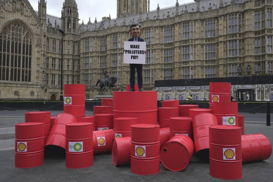 Docka av Storbritanniens dåvarande premiärminister Rishi Sunak i en kampanj för att få fossiljättar som Shell att betala för sina utsläpp, september 2023.