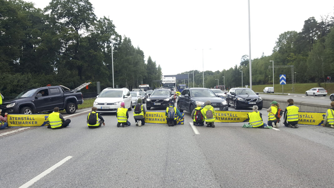 Aktivister blockerar trafiken